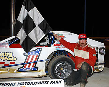 Craig Dunavan topped the modified feature event (Photo by Phil Bowden)